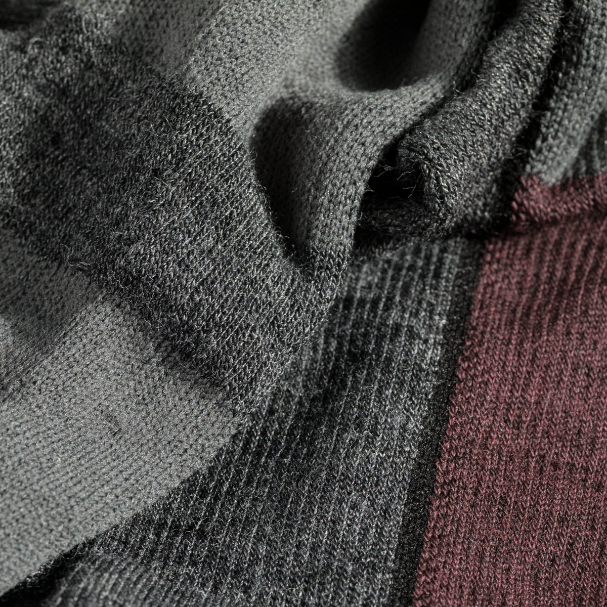 Hejma, chaussettes mi-hautes en laine mérinos, coloris Decadent Red