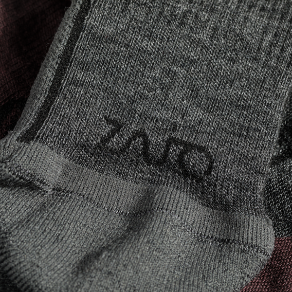 Hejma, chaussettes mi-hautes en laine mérinos, coloris Decadent Red